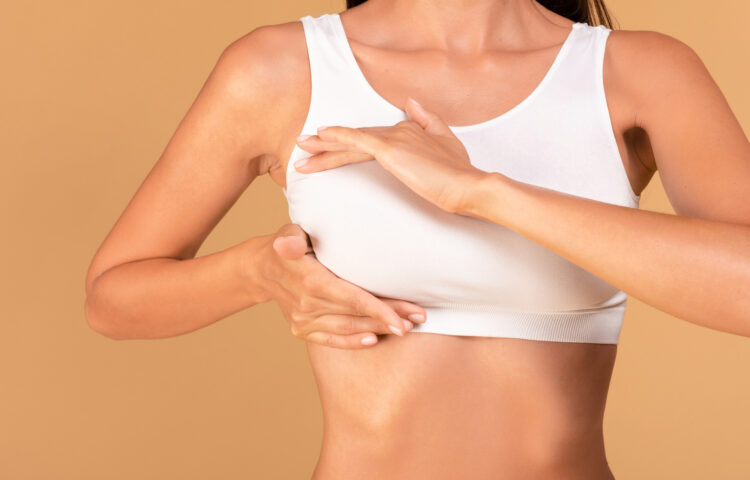 豊胸後は授乳できる？母乳への影響やリスクの回避策も解説