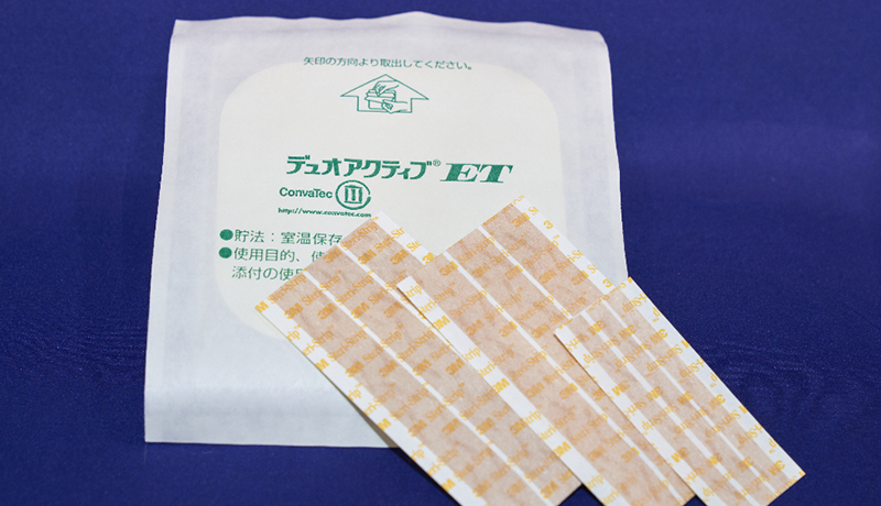 眼軟膏を塗布し、傷口を保護テープで固定
